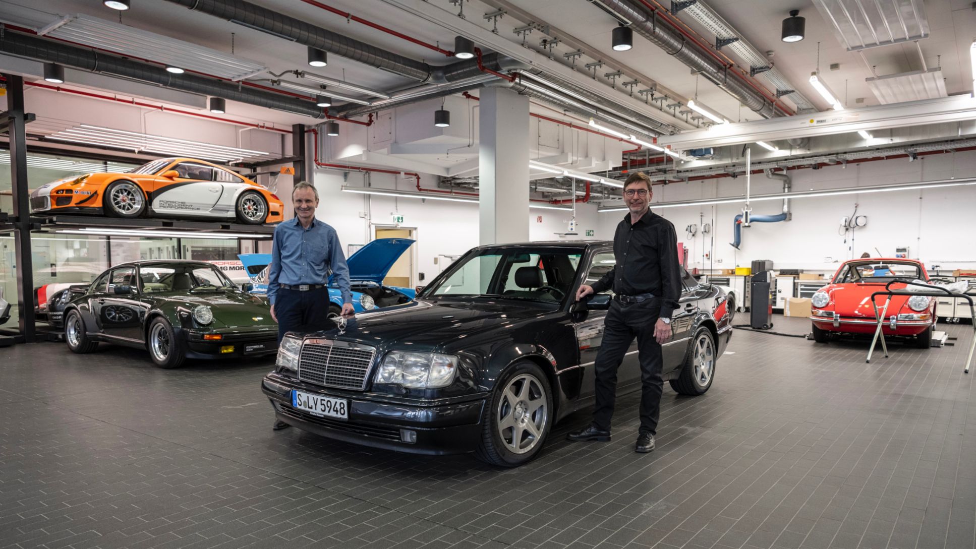 Michael Mönig, responsable del departamento de Desarrollo de Prototipos, Michael Hölscher, Jefe de Desarrollo de Proyectos (i-d), Mercedes-Benz 500 E, 2021, Porsche AG