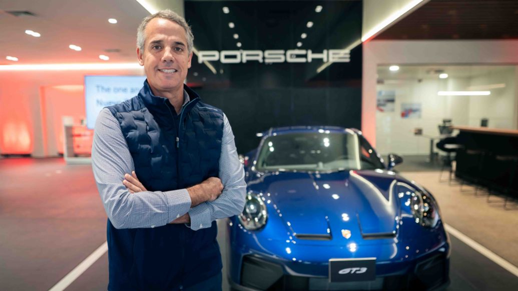 Gonzalo Flechelle, Gerente de Porsche Perú, posando frente al nuevo 911 GT3, color azul gential, en la presentación de este icónico modelo con motivo de sus 25 aniversario, que se llevó a cabo en el Porsche Center Lima, ubicado en Surquillo, Lima, Perú, Porsche AG.