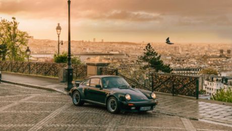 驾驶 911 Turbo 穿越巴黎，庆祝其诞生五十周年