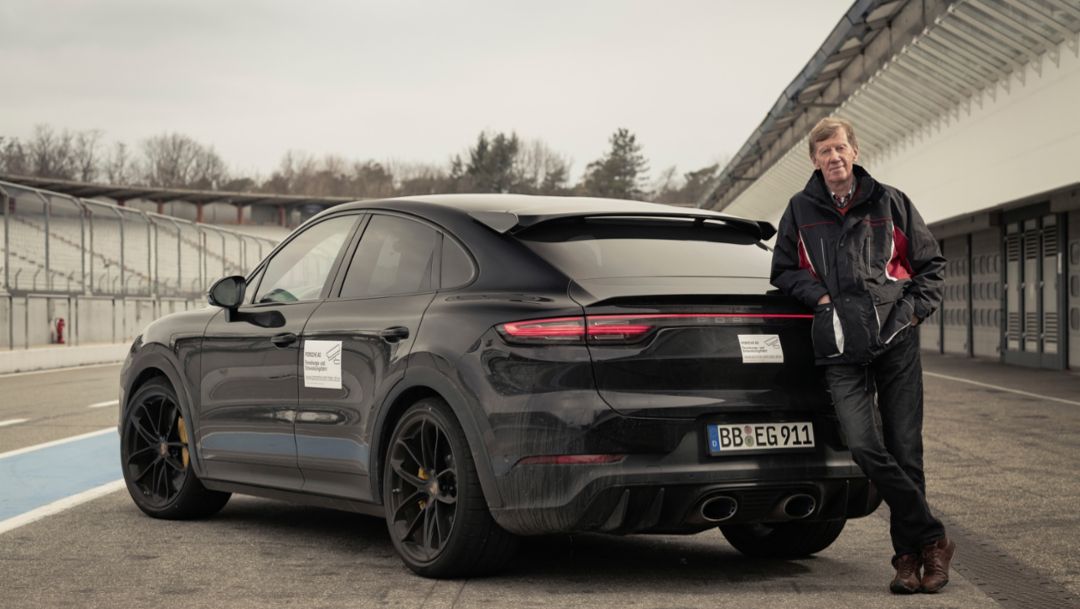 Walter Röhrl testează noul model super-performant din gama Cayenne