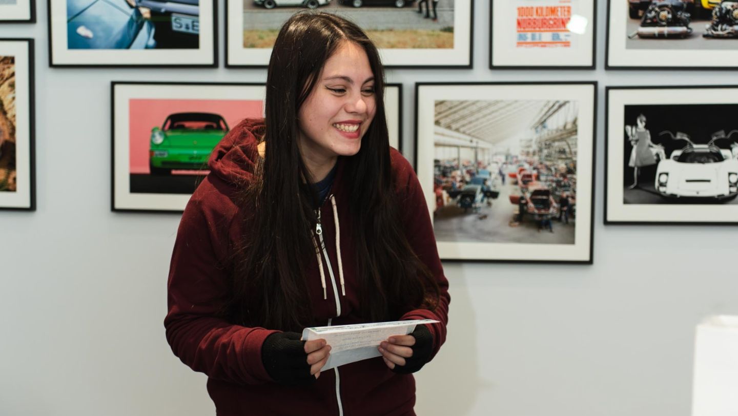 En Argentina, Candela recibió en Porsche Center Buenos Aires los boletos para viajar a Iguazú con su familia gracias a la colaboración entre Porsche AG y Make-A-Wish.