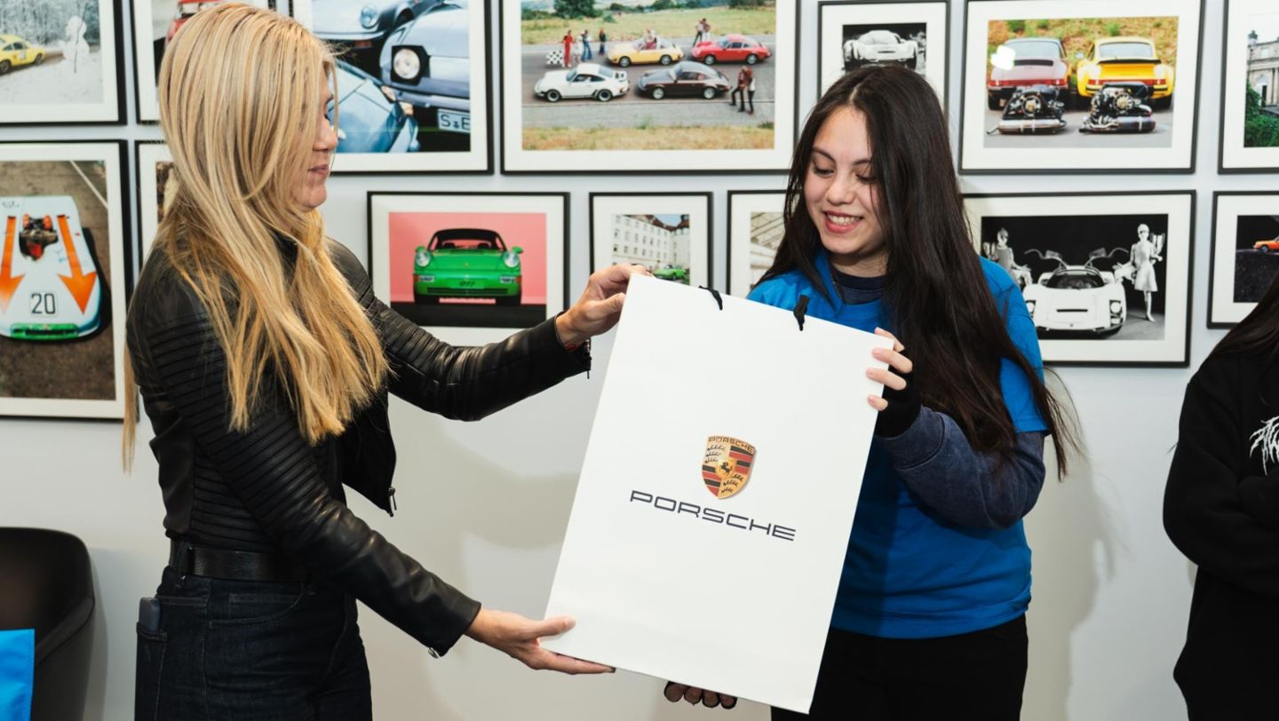 Luciana Espinosa, Gerente de Marketing y Relaciones Públicas de Porsche Argentina, hizo entrega a Candela de su kit de viaje.
