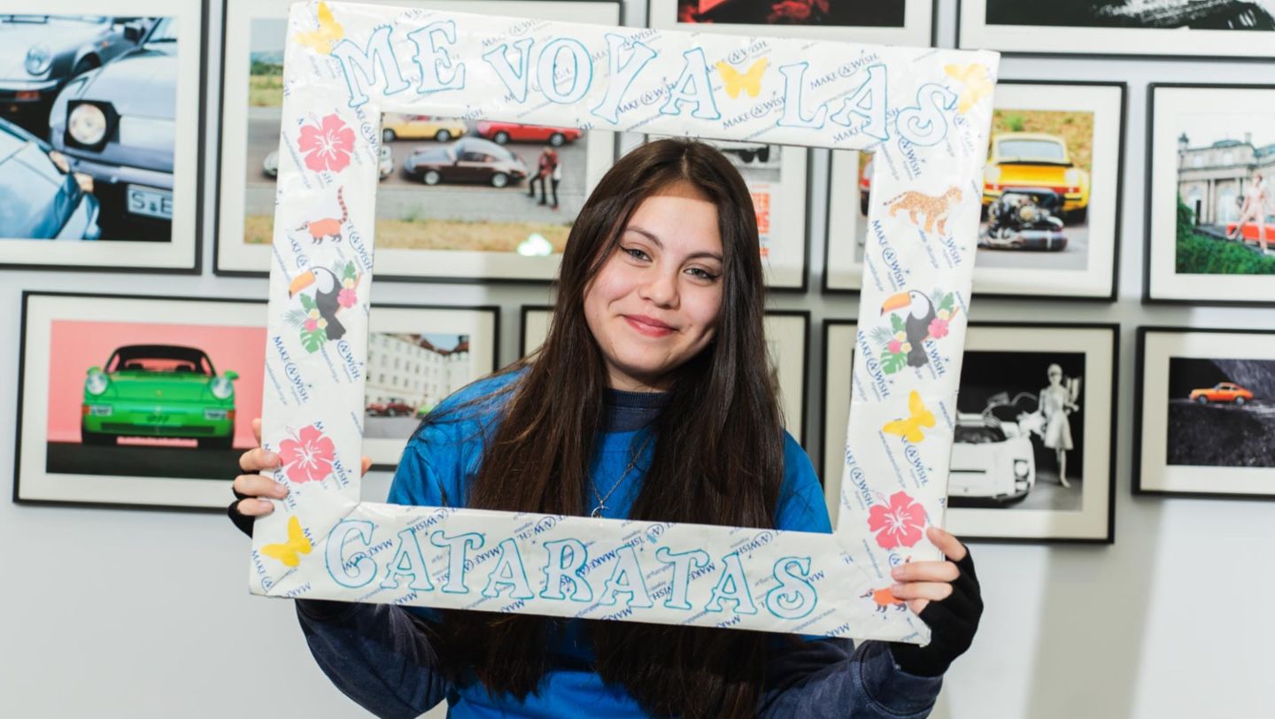 En Argentina, Candela recibió en Porsche Center Buenos Aires los boletos para viajar a Iguazú con su familia gracias a la colaboración entre Porsche AG y Make-A-Wish.