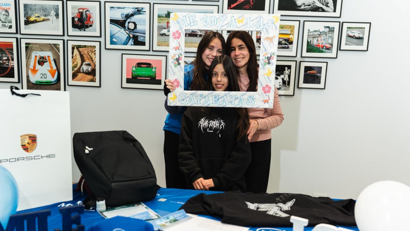 En Argentina, Candela recibió en Porsche Center Buenos Aires los boletos para viajar a Iguazú con su familia gracias a la colaboración entre Porsche AG y Make-A-Wish.