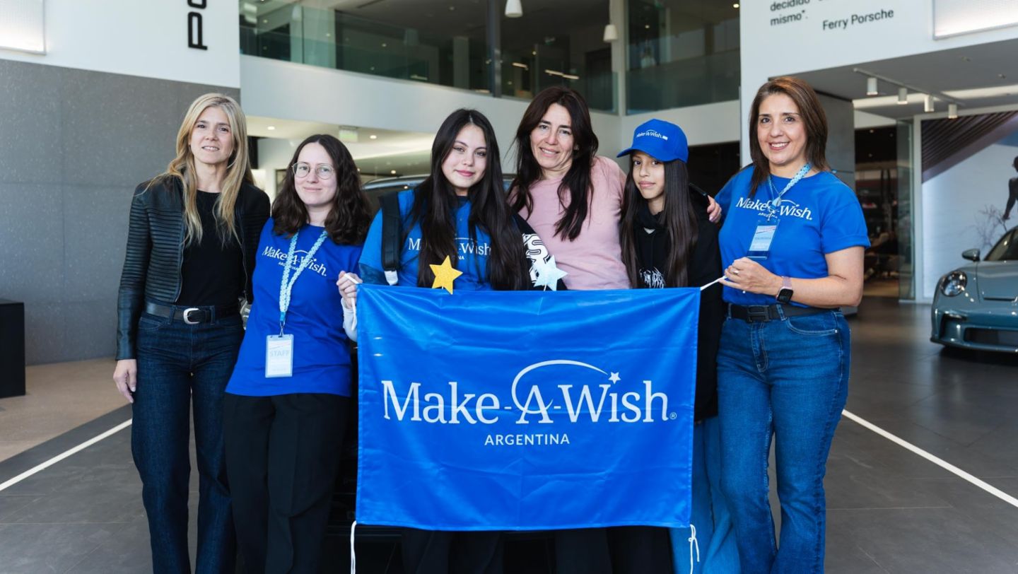 En Argentina, Candela recibió en Porsche Center Buenos Aires los boletos para viajar a Iguazú con su familia gracias a la colaboración entre Porsche AG y Make-A-Wish.