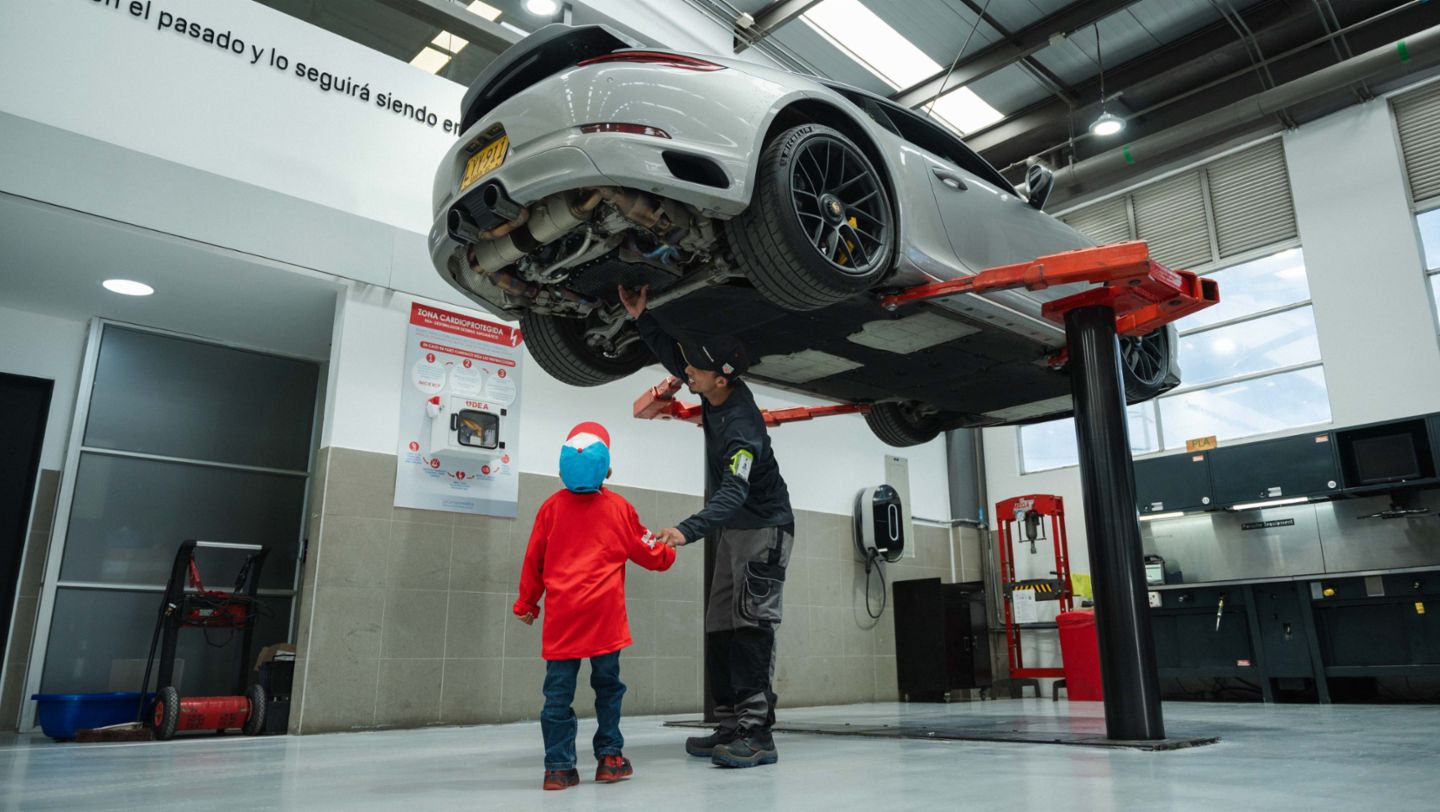 En Colombia, el pequeño Christian exploró el taller de Porsche Center Bogotá donde descubrió cómo se realiza el mantenimiento especializado de los vehículos deportivos