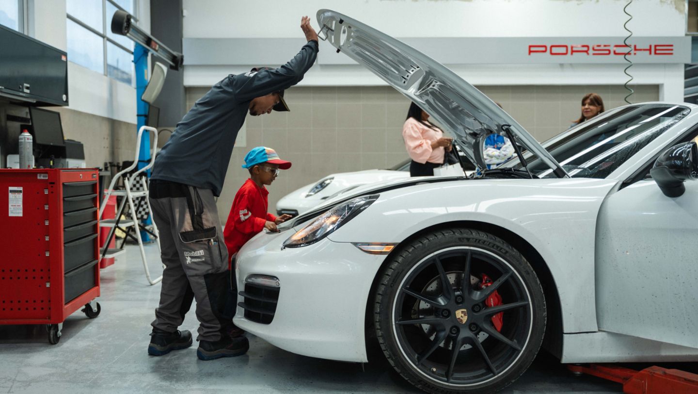 En Colombia, el pequeño Christian exploró el taller de Porsche Center Bogotá donde descubrió cómo se realiza el mantenimiento especializado de los vehículos deportivos