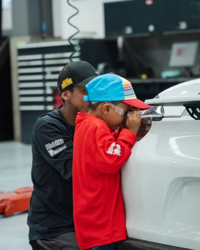 En Colombia, el pequeño Christian exploró el taller de Porsche Center Bogotá donde descubrió cómo se realiza el mantenimiento especializado de los vehículos deportivos