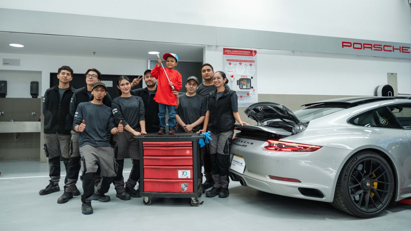 En Colombia, el pequeño Christian exploró el taller de Porsche Center Bogotá donde descubrió cómo se realiza el mantenimiento especializado de los vehículos deportivos