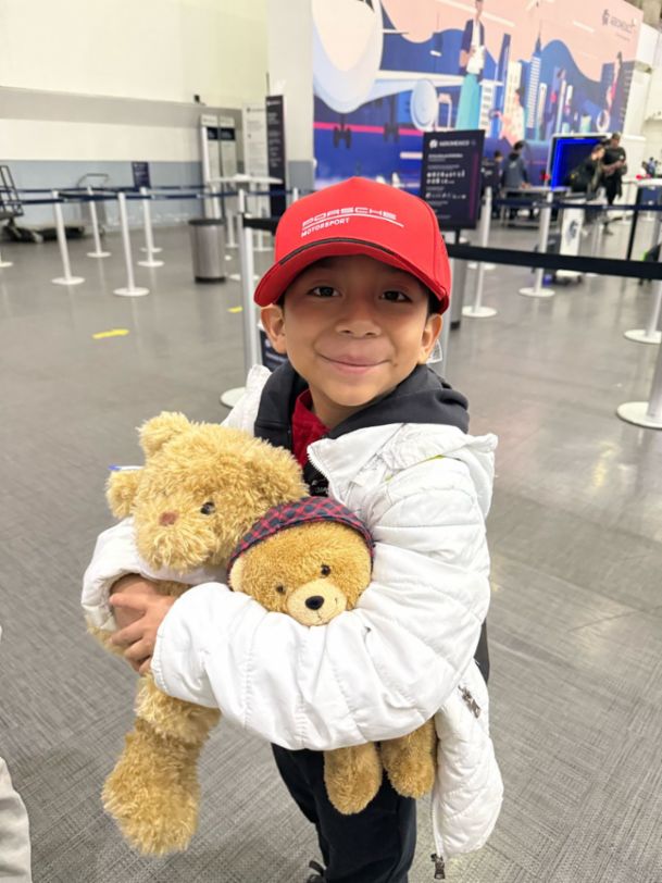 En México, el pequeño Carlos cumplió su sueño de conocer el mar en Cancún gracias a la colaboración entre Porsche AG y Make-A-Wish.