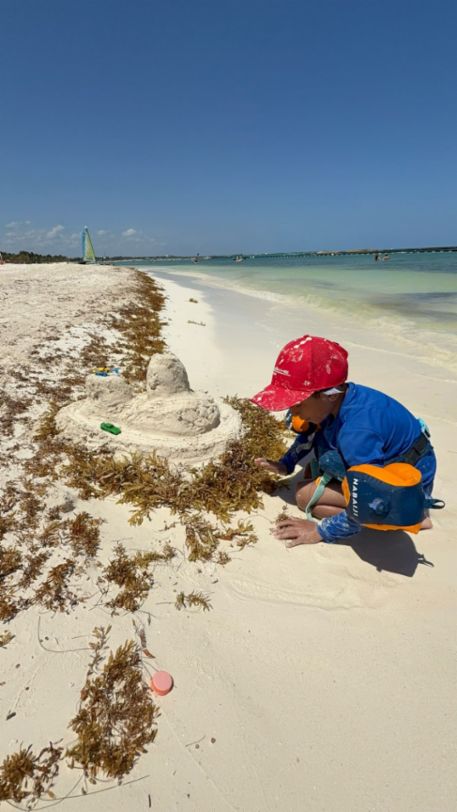 En México, el pequeño Carlos cumplió su sueño de conocer el mar en Cancún gracias a la colaboración entre Porsche AG y Make-A-Wish.