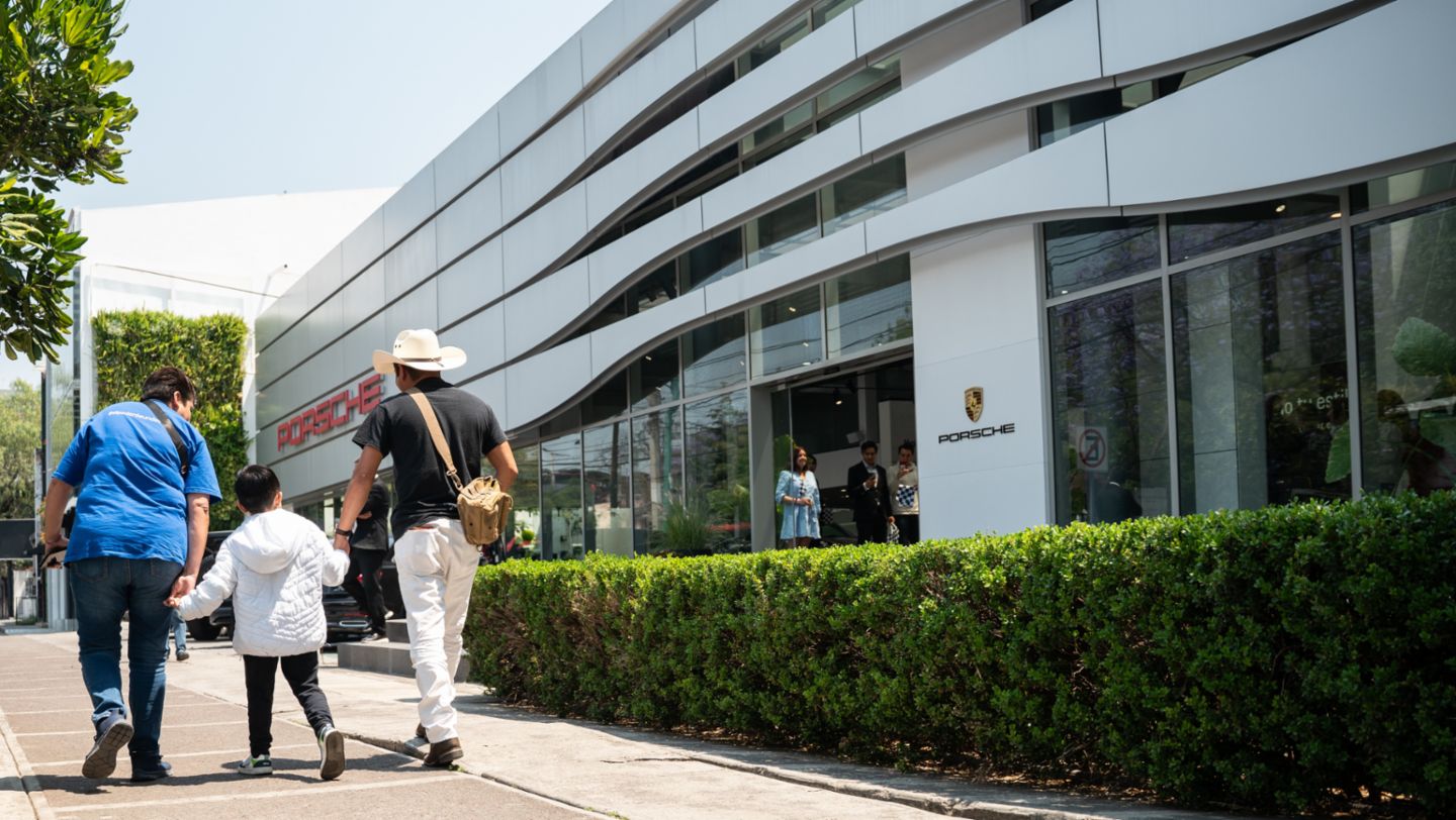 En México, el pequeño Carlos cumplió su sueño de conocer el mar en Cancún gracias a la colaboración entre Porsche AG y Make-A-Wish.