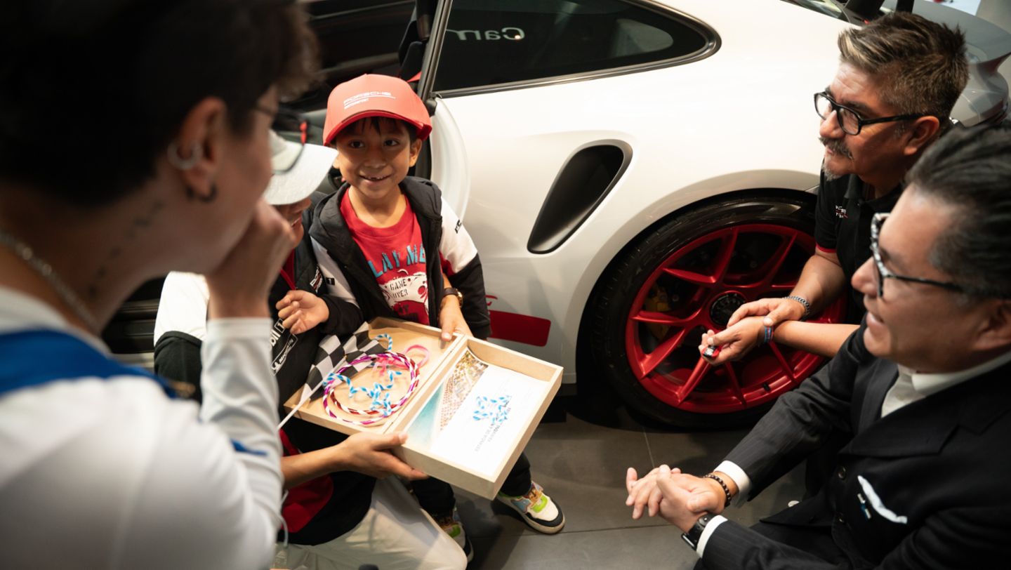 En México, el pequeño Carlos cumplió su sueño de conocer el mar en Cancún gracias a la colaboración entre Porsche AG y Make-A-Wish.