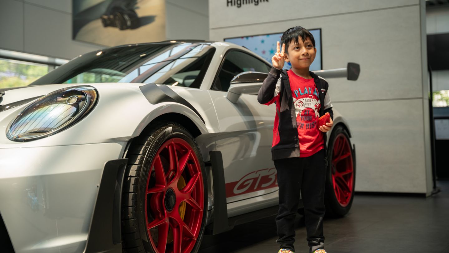 En México, el pequeño Carlos cumplió su sueño de conocer el mar en Cancún gracias a la colaboración entre Porsche AG y Make-A-Wish