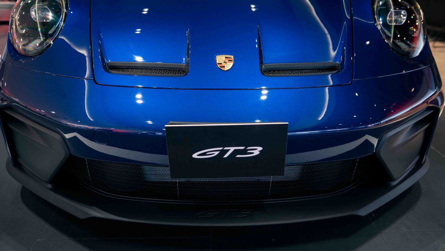 Parte frontal del nuevo 911 GT3 color azul Gentian, en la presentación de este icónico modelo con motivo de su 25.º aniversario, realizada en el Porsche Center Lima, ubicado en Surquillo, Lima, Perú, Porsche AG.