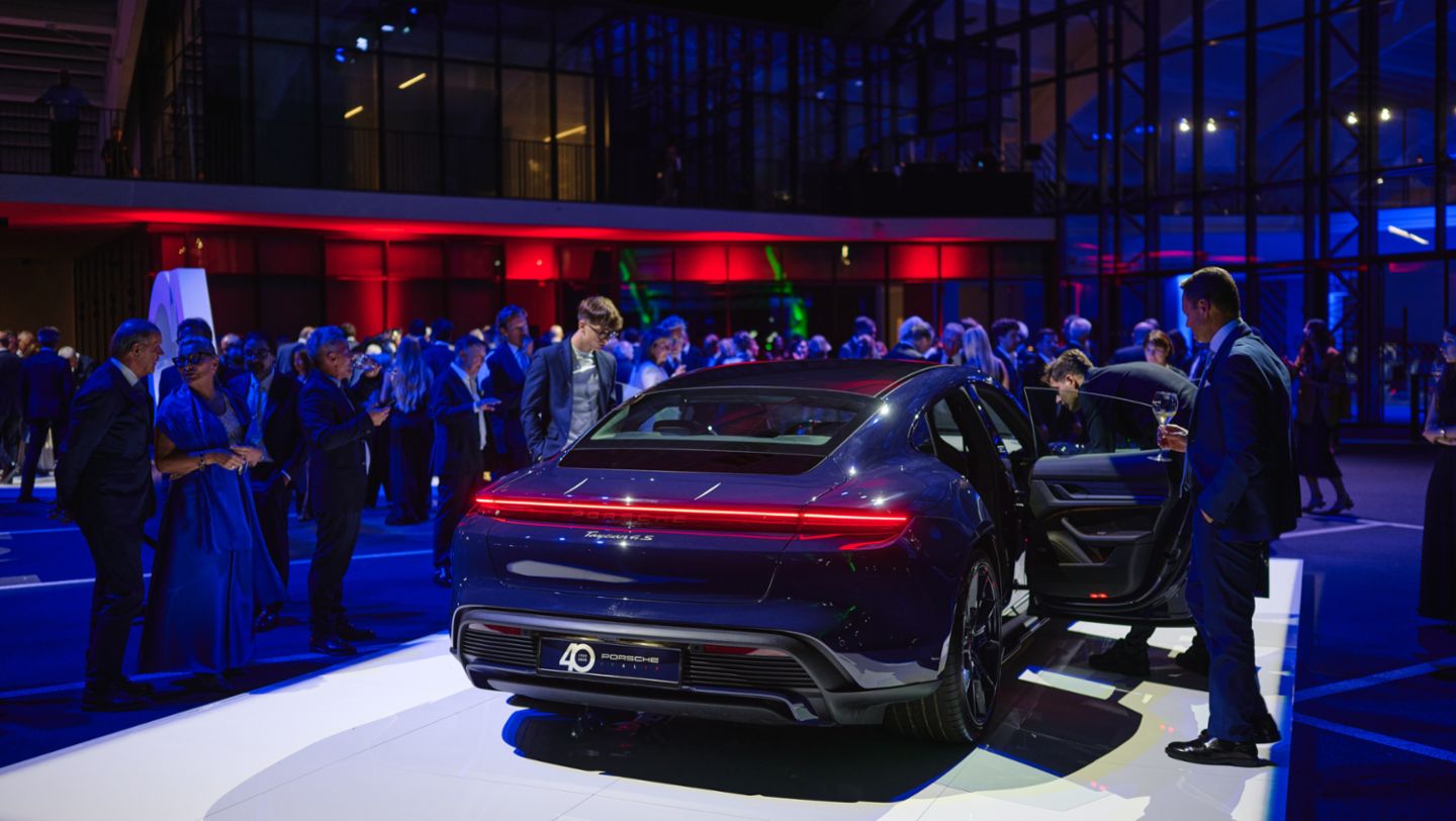 Taycan 4S edizione '40 Anni Porsche Italia'